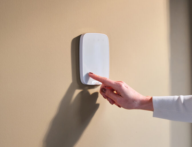 Het alarmsysteem wordt uitgezet door middel van een code in te voeren.