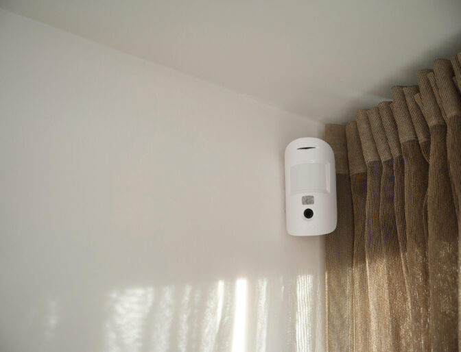 De camerabeveiliging hangt in de hoek van de kamer